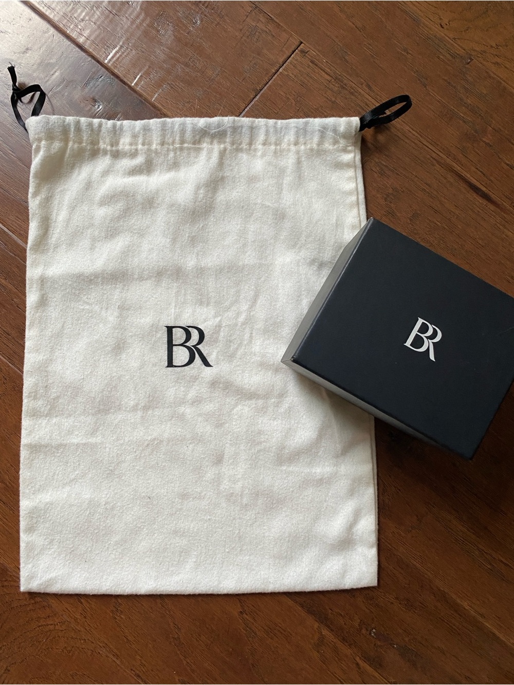 Banana Republic - Classic Cream Logo Drawstring Dustbag - 15½”× 11¾” & gift box